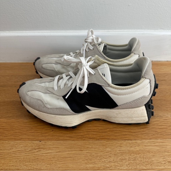 New Balance 327 Sneakers in White and Black - Picture 2 of 6